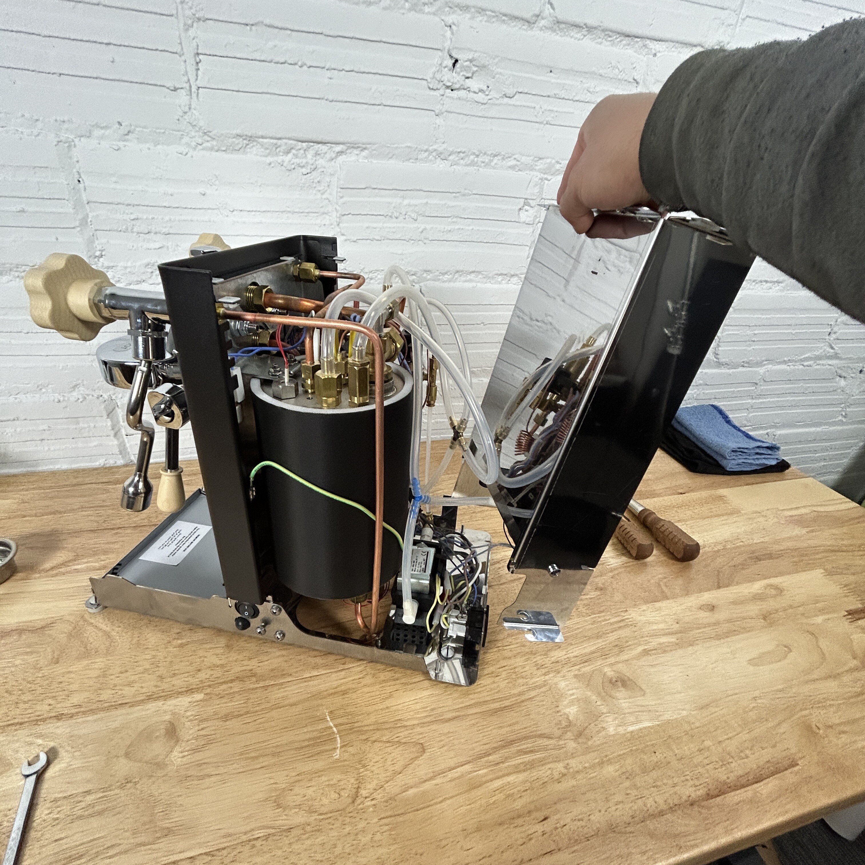 Lelit Mara X: Disassembling the Reservoir Tray