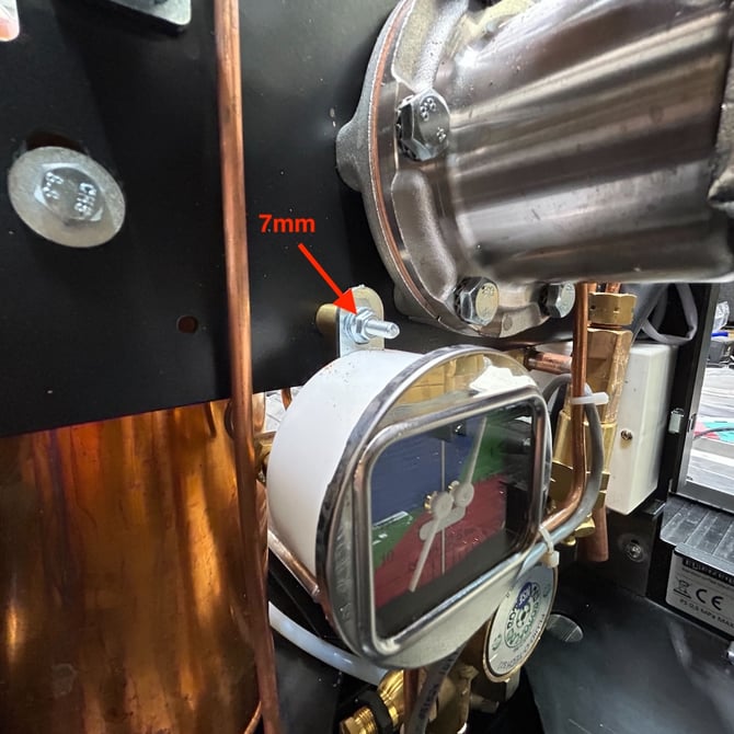 Lucca_A53_misaligned_pressure_gauge_08