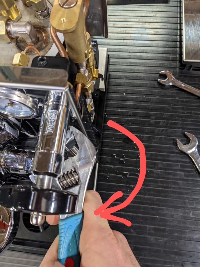 Mechanika Arm nut removal
